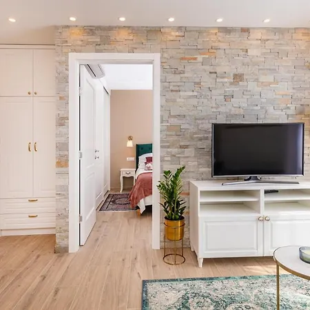 Three Musketeers Apartment *